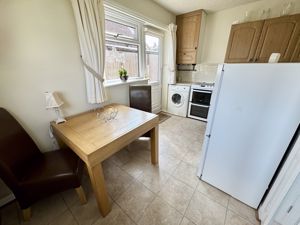 L-Shaped Dining Kitchen- click for photo gallery